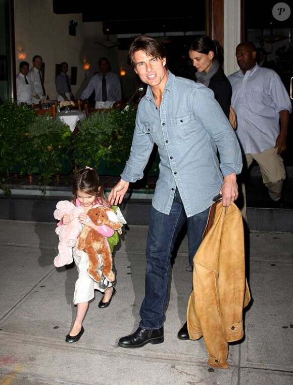 Suri Cruise sort d'un restaurant à New York avec ses parents Katie Holmes et Tom Cruise
