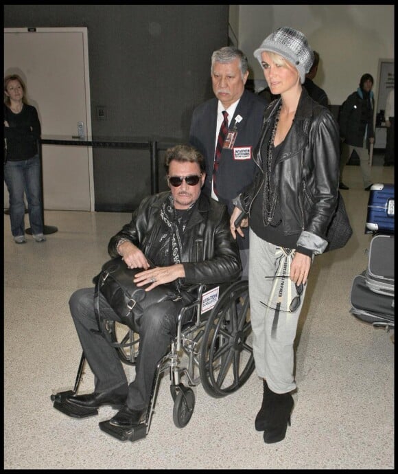 Arrivée de Johnny Hallyday à Los Angeles le 2 décembre 2009 en chaise roulante...