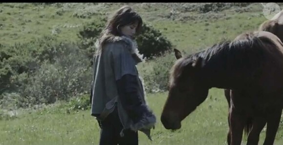 Des images de Charlotte Gainsbourg dans le clip de Time of the Assassins, mai 2010