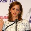 Emma Watson porte un robe Karl Lagerfeld, des souliers Louboutin et des bijoux Chanel lors des National Movie Awards à Londres le 26 mai 2010