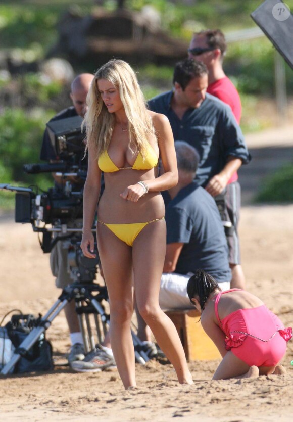 La très belle Brooklyn Decker sur le tournage de la comédie Just go with it, à Maui, dans l'archipel d'Hawaii, en mai 2010.
