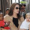 Shiloh Jolie-Pitt avec sa soeur Zahara et sa mère Angelina Jolie à New York le 16 juin 2007 : Shiloh a 1 an