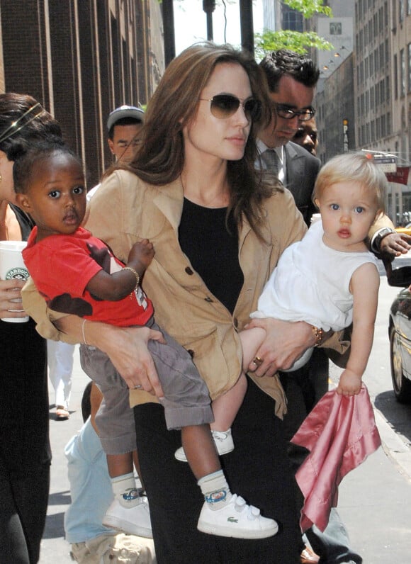 Shiloh Jolie-Pitt avec sa soeur Zahara et sa mère Angelina Jolie à New York le 16 juin 2007 : Shiloh a 1 an