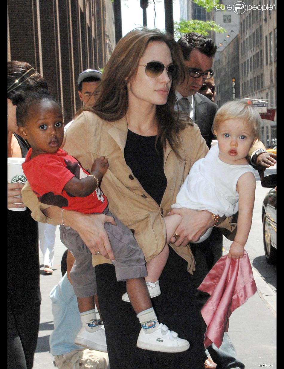 Shiloh Jolie Pitt Frères Et Sœurs Shiloh Jolie-Pitt avec sa soeur Zahara et sa mère Angelina Jolie à New York  le 16 juin 2007 : Shiloh a 1 an - Purepeople