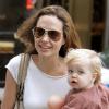 Shiloh Jolie-Pitt dans les bras de sa mère, Angelina, à New York en juillet 2007