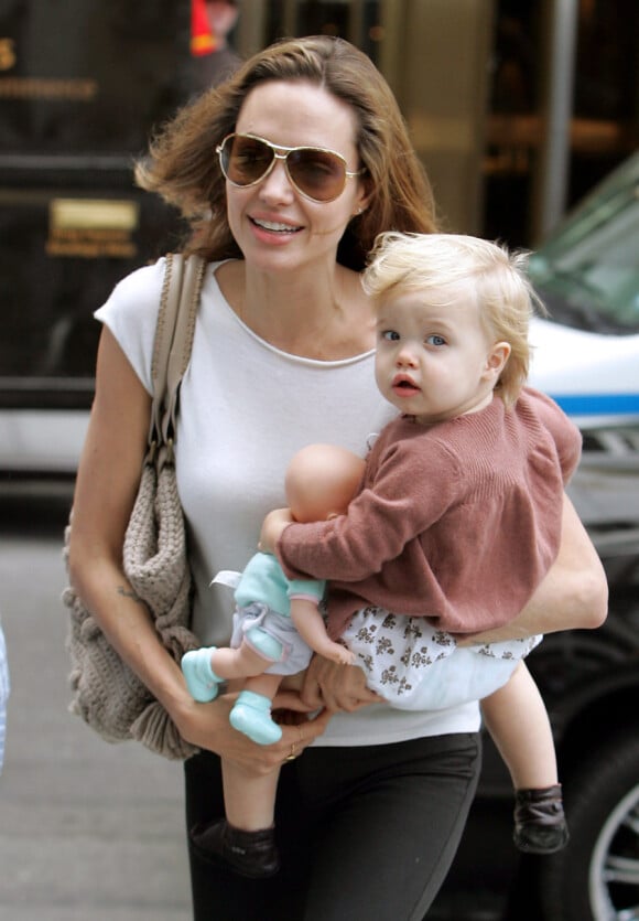 Shiloh Jolie-Pitt dans les bras de sa mère, Angelina, à New York en juillet 2007