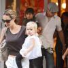 Shiloh Jolie-Pitt et sa famille formée par Angelina Jolie, Brad Pitt et ses frères Pax et Maddox, et sa soeur (cachée) Zahara (30 septembre 2007)