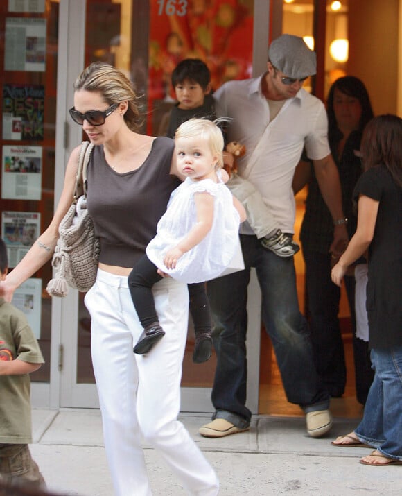Shiloh Jolie-Pitt et sa famille formée par Angelina Jolie, Brad Pitt et ses frères Pax et Maddox, et sa soeur (cachée) Zahara (30 septembre 2007)