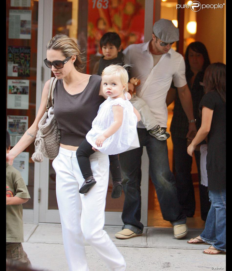Shiloh Jolie Pitt Frères Et Sœurs Shiloh Jolie-Pitt et sa famille formée par Angelina Jolie, Brad Pitt et ses  frères Pax et Maddox, et sa soeur (cachée) Zahara (30 septembre 2007) -  Purepeople