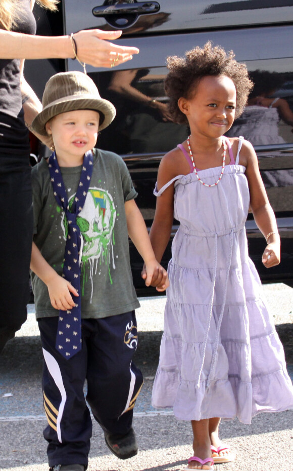 Shiloh Jolie-Pitt, tellement complice avec sa soeur Zahara, malgré leurs divergences de style vestimentaire ! (5 octobre 2009)