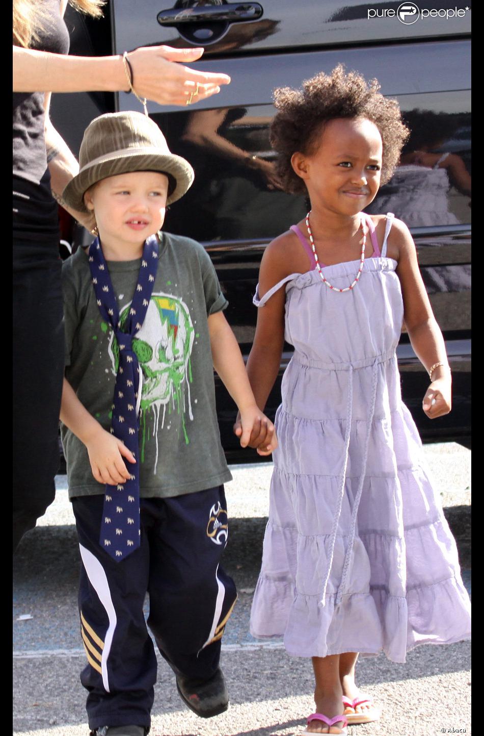 Shiloh Jolie Pitt Frères Et Sœurs Shiloh Jolie-Pitt, tellement complice avec sa soeur Zahara, malgré leurs  divergences de style vestimentaire ! (5 octobre 2009) - Purepeople