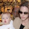 Shiloh dans les bras d'Angelina Jolie au côté de son grand frère, elle a 1 an (juin 2007)