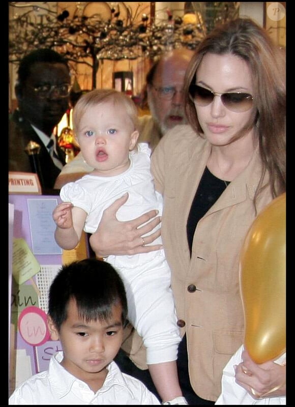 Shiloh dans les bras d'Angelina Jolie au côté de son grand frère, elle a 1 an (juin 2007)