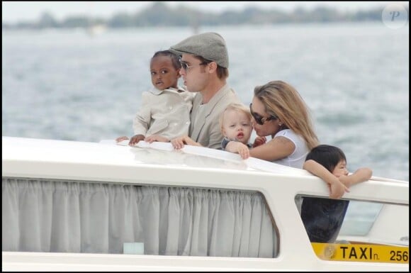 Shiloh avec sa soeur Zahara, son papa Brad Pitt, sa mère Angelina Jolie et son frère Pax, la famille est à Venise en septembre 2007, durant la Mostra