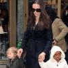 Angelina Jolie avec ses filles Shiloh et Zahara à New York en février 2009