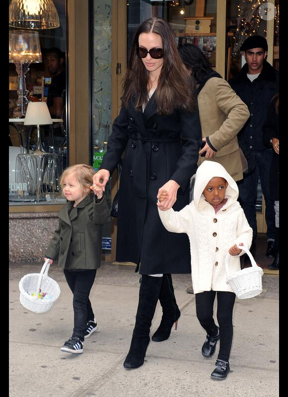 Angelina Jolie avec ses filles Shiloh et Zahara à New York en février 2009