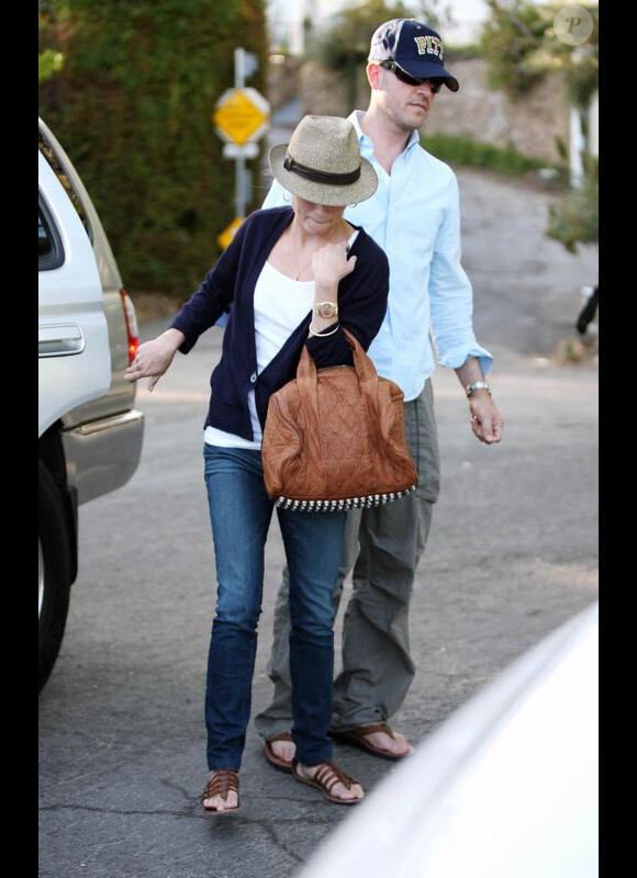 Reese Witherspoon était à croquer vêtue d'un borsalino, d'un simple jean, d'une paire de spartiates et d'un it-bag Coco Duffel d'Alexander Wang.