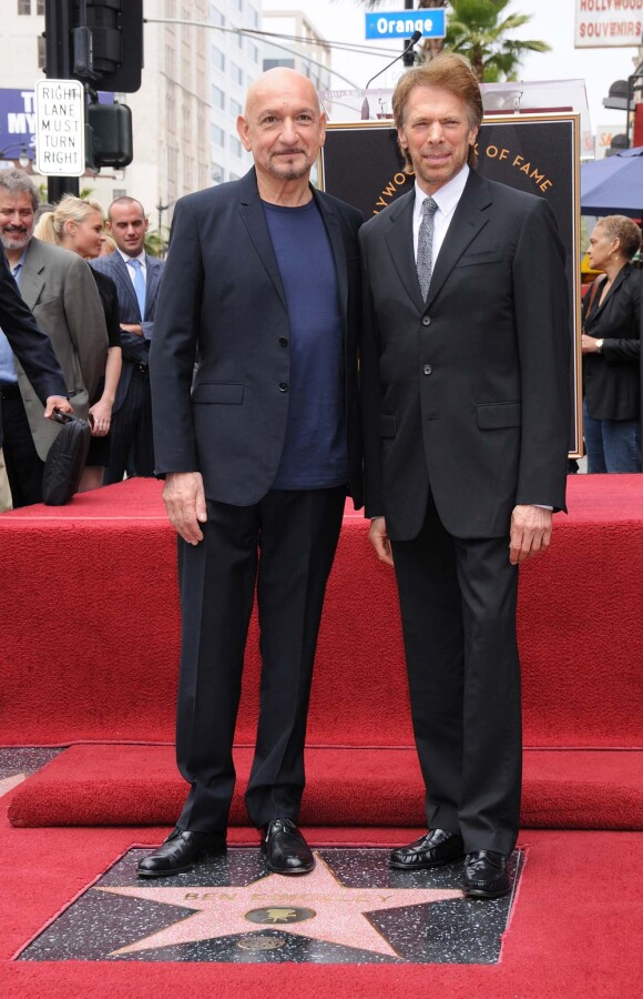 Ben Kingsley reçoit son étoile sur le Walk Of Fame, à Los Angeles, le 27 mai 2010. Avec le producteur Jerry Bruckheimer.