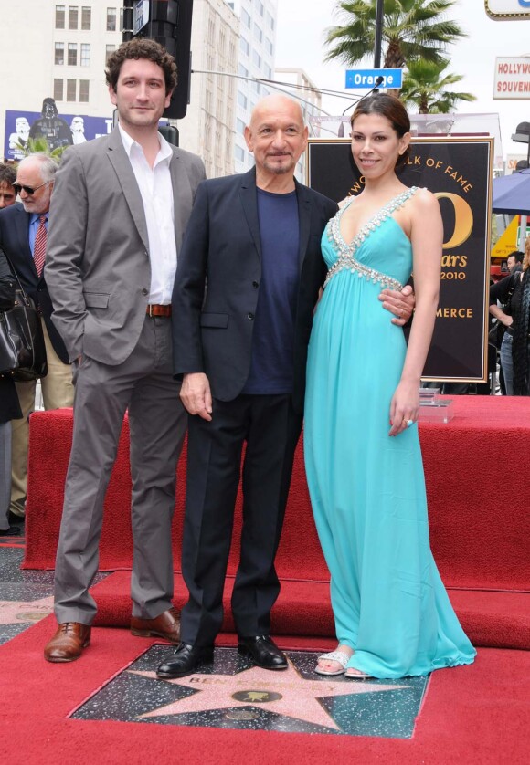 Ben Kingsley reçoit son étoile sur le Walk Of Fame, à Los Angeles, le 27 mai 2010. Avec son fils, Edmund, et sa femme, Daniela Lavender.
