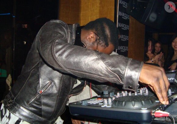 Lors de la soirée Summer Party au Whisky Mist, Will.I.am (Black Eyed Peas) a joué les apprentis DJ sous l'oeil amusé de David Guetta, mardi 25 mai.