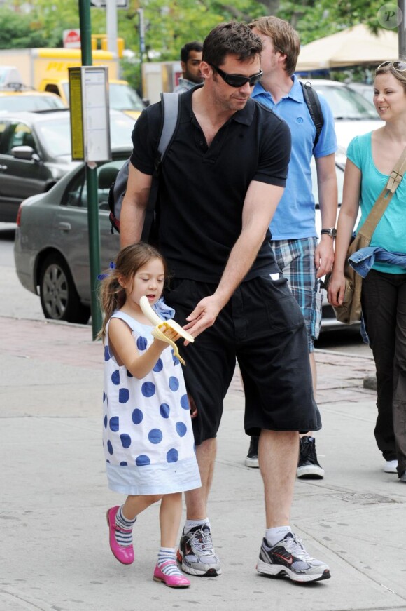 Hugh Jackman se rend à l'école de sa fille Ava, 4 ans et demi, pour la récupérer à la sortie de la classe, jeudi 27 mai, à New York.