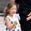 Hugh Jackman se rend à l'école de sa fille Ava, 4 ans et demi, pour la récupérer à la sortie de la classe, jeudi 27 mai, à New York.