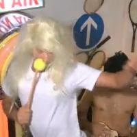 Regardez Novak Djokovic parodier le clip bouillant de Shakira et Rafael Nadal... Un grand moment de perruque !