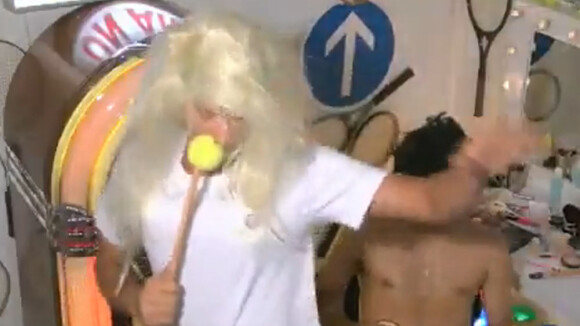 Regardez Novak Djokovic parodier le clip bouillant de Shakira et Rafael Nadal... Un grand moment de perruque !