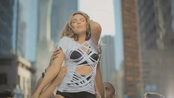 Kylie Minogue, son mini-short et sa pyramide humaine... Découvrez le clip en intégralité !
