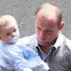 Wayne Rooney, son épouse Coleen et leur petit Kai sortent du restaurant San Carlo à Manchester le 31 mai 2010