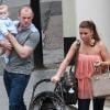 Wayne Rooney, son épouse Coleen et leur petit Kai sortent du restaurant San Carlo à Manchester le 31 mai 2010
