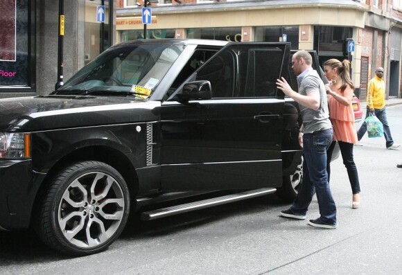 Wayne Rooney, son épouse Coleen et leur petit Kai sortent du restaurant San Carlo à Manchester le 31 mai 2010