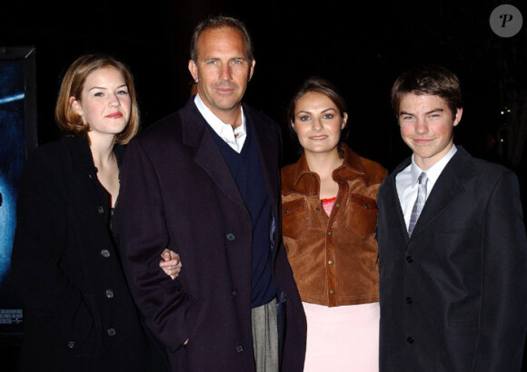 Kevin Costner et ses enfants Annie, Lily et Joe en février 2002