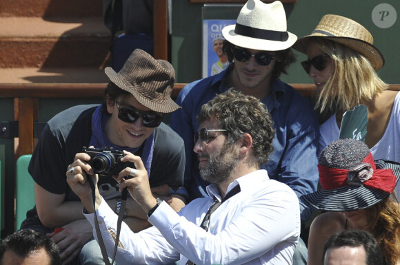 Stéphane Guillon apprend à Raphaël et Gaspard Ulliel comment devenir un bon photographe. Lors des demi-finales messieurs de Roland-Garros, le 4 juin 2010