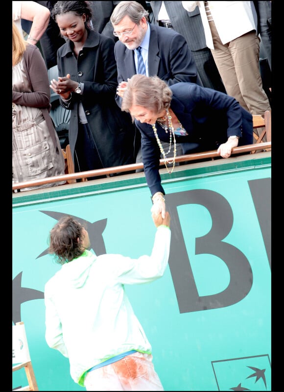 La reine Sofia serre la main de Rafael Nadal au tournoi de Roland-Garros, le 6 juin 2010.