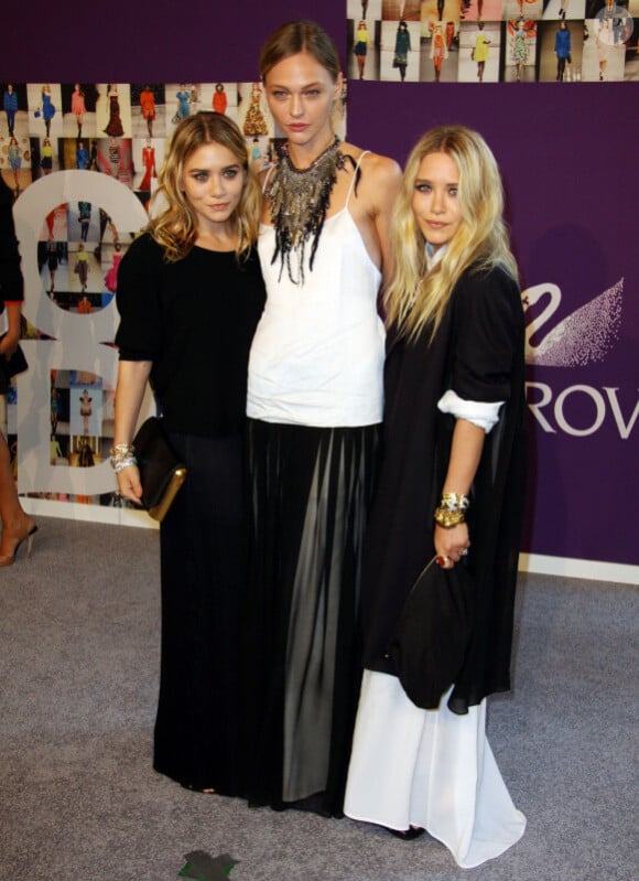 Ashley et Mary-Kate Olsen, et le mannequin Sasha Pivovarova lors de la soirée des Fashion Awards 2010 à New York, le 7 juin 2010