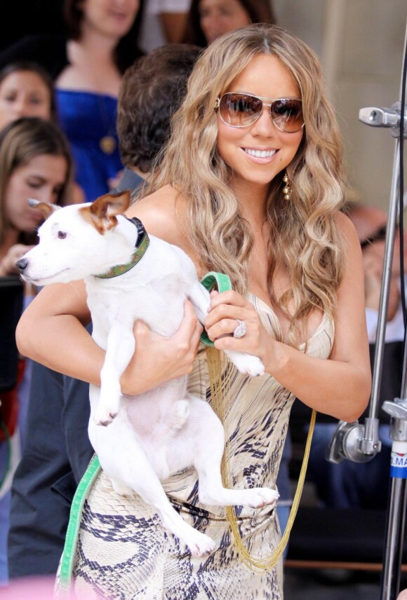 Mariah Carey en compagnie de l'un de ses chiens
