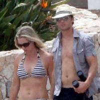 Jennie Garth et Peter Facinelli : Beaux et amoureux en maillot de bain... sous un soleil brûlant !