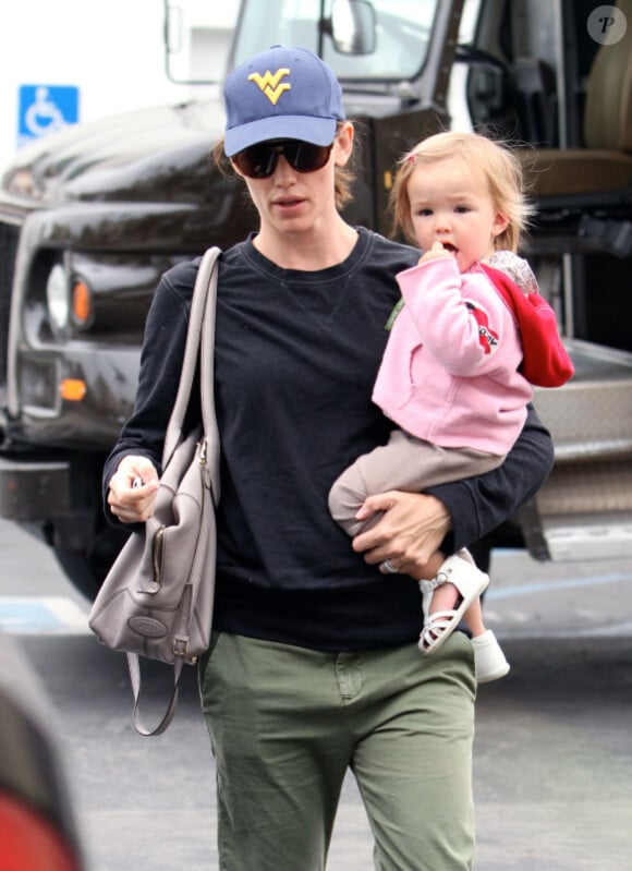 Jennifer Garner porte sa fille Seraphina et le sac D-Styling de chez Tod's (8 juin 2010, Los Angeles).