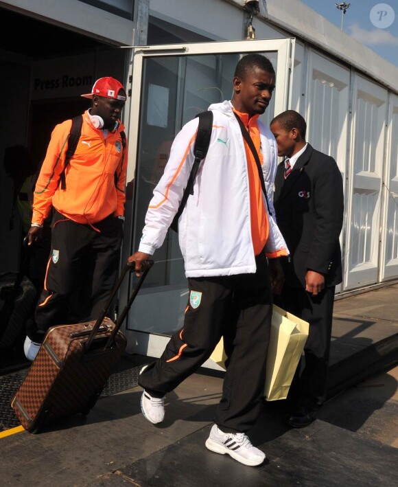 Salomon Kalou et la délégation ivoirienne viennent de poser le pied en Afrique du Sud, à l'aéroport de Johannesbourg, le 10 juin 2010.