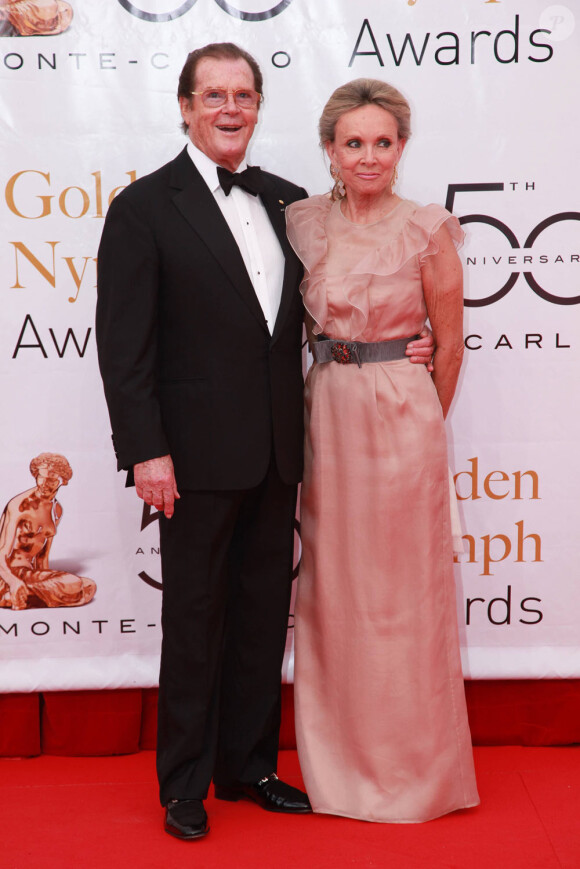Sir Roger Moore et sa femme au 50ème Festival de télévision de Monte-Carlo (10 juin 2010 à Monte-Carlo)