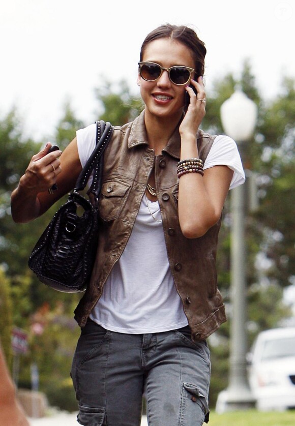 Jessica Alba dans les rues de Los Angeles le 11 juin 2010