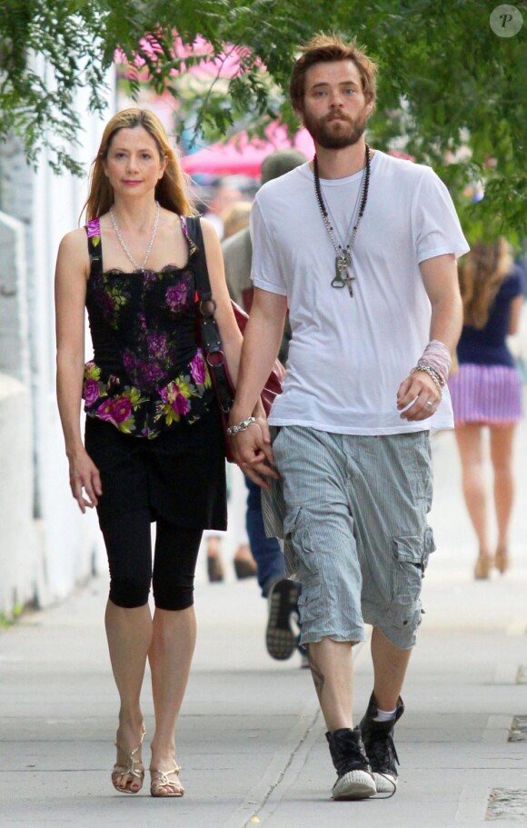 Mira Sorvino et son époux dans les rues de New York le 12 juin 2010