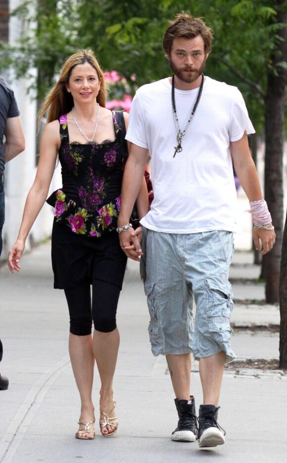 Mira Sorvino et son époux dans les rues de New York le 12 juin 2010