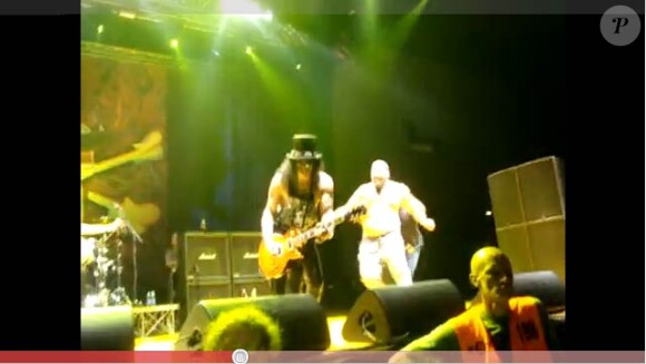 Slash se fait agresser par un inconnu sur scène, à Milan, le 10 juin 2010.