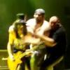 Slash se fait agresser par un inconnu sur scène, à Milan, le 10 juin 2010.