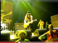 Regardez Slash, ex-membre de Guns N'Roses, se faire agresser en plein concert !