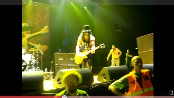 Regardez Slash, ex-membre de Guns N'Roses, se faire agresser en plein concert !
