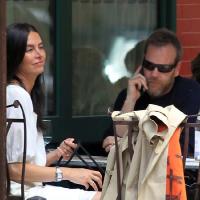 Kiefer Sutherland déjeune avec sa douce, mais s'en préoccupe peu... Et le romantisme, alors ?