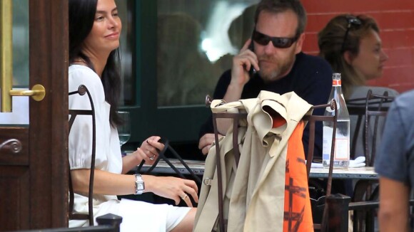 Kiefer Sutherland déjeune avec sa douce, mais s'en préoccupe peu... Et le romantisme, alors ?